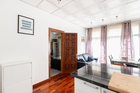 Apartamento de 3 dormitorios en venta en Barcelona, Cataluña, Spain № 1386 - foto 2
