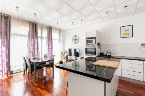 Apartamento de 3 dormitorios en venta en Barcelona, Cataluña, Spain № 1386