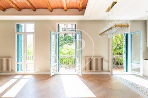 Apartamento de 3 dormitorios en venta en Eixample, Barcelona, Cataluña, Spain № 2441 - foto 2