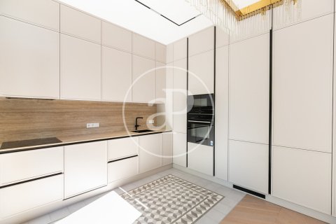 Apartamento de 3 dormitorios en venta en Eixample, Barcelona, Cataluña, Spain № 2441 - foto 10