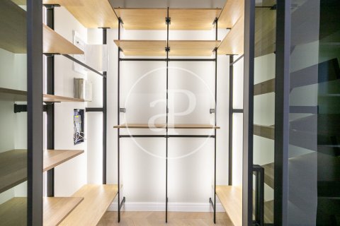 Apartamento de 3 dormitorios en venta en Eixample, Barcelona, Cataluña, Spain № 2441 - foto 17
