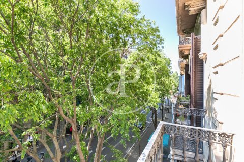 Apartamento de 3 dormitorios en venta en Eixample, Barcelona, Cataluña, Spain № 2441 - foto 9