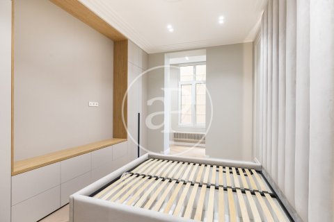 Apartamento de 3 dormitorios en venta en Eixample, Barcelona, Cataluña, Spain № 2441 - foto 13