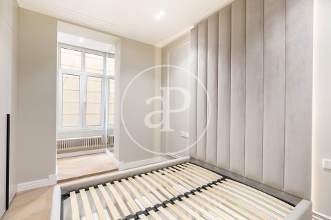 Apartamento de 3 dormitorios en venta en Eixample, Barcelona, Cataluña, Spain № 2441 - foto 14