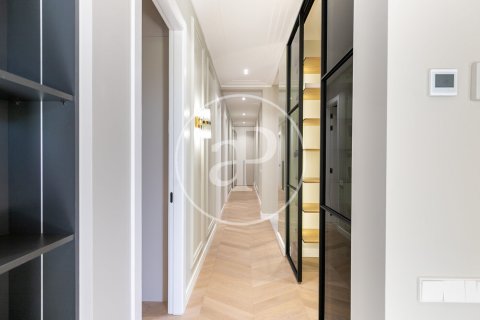 Apartamento de 3 dormitorios en venta en Eixample, Barcelona, Cataluña, Spain № 2441 - foto 12