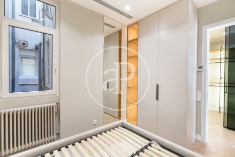 Apartamento de 3 dormitorios en venta en Eixample, Barcelona, Cataluña, Spain № 2441 - foto 23