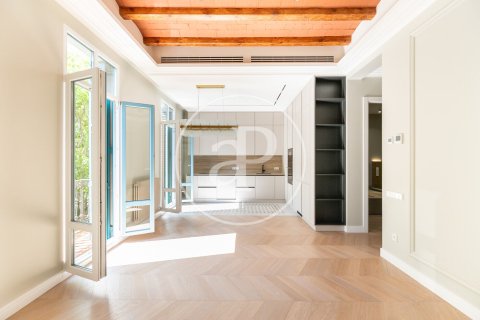 Apartamento de 3 dormitorios en venta en Eixample, Barcelona, Cataluña, Spain № 2441 - foto 4