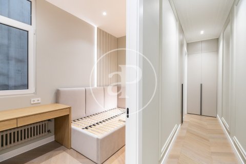 Apartamento de 3 dormitorios en venta en Eixample, Barcelona, Cataluña, Spain № 2441 - foto 25