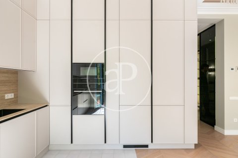 Apartamento de 3 dormitorios en venta en Eixample, Barcelona, Cataluña, Spain № 2441 - foto 11