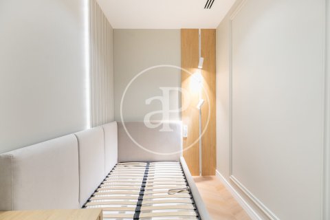 Apartamento de 3 dormitorios en venta en Eixample, Barcelona, Cataluña, Spain № 2441 - foto 26