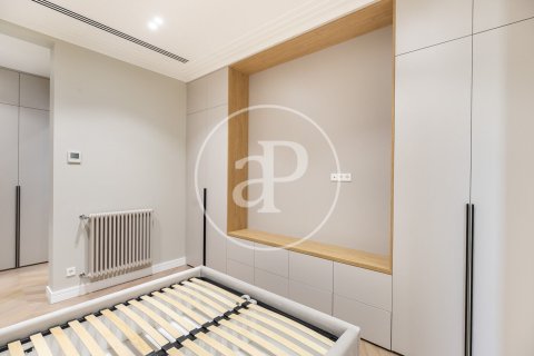 Apartamento de 3 dormitorios en venta en Eixample, Barcelona, Cataluña, Spain № 2441 - foto 16