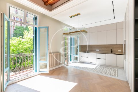 Apartamento de 3 dormitorios en venta en Eixample, Barcelona, Cataluña, Spain № 2441 - foto 3