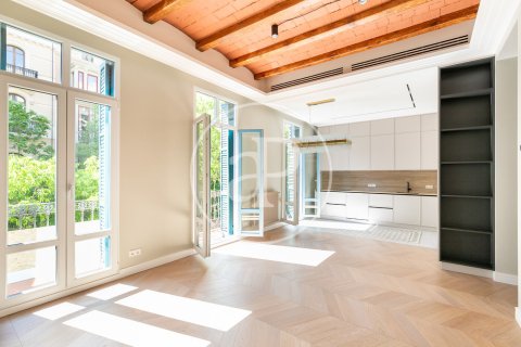 Apartamento de 3 dormitorios en venta en Eixample, Barcelona, Cataluña, Spain № 2441