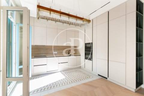 Apartamento de 3 dormitorios en venta en Eixample, Barcelona, Cataluña, Spain № 2441 - foto 7