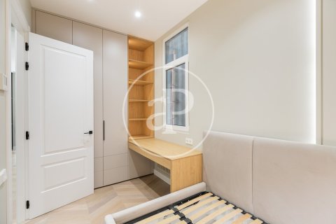 Apartamento de 3 dormitorios en venta en Eixample, Barcelona, Cataluña, Spain № 2441 - foto 27