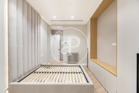 Apartamento de 3 dormitorios en venta en Eixample, Barcelona, Cataluña, Spain № 2441 - foto 15