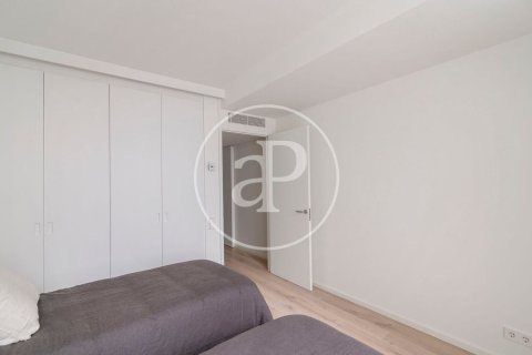 Apartamento de 2 dormitorios en venta en Ciudad Vieja, Barcelona, Cataluña, Spain № 2440 - foto 11
