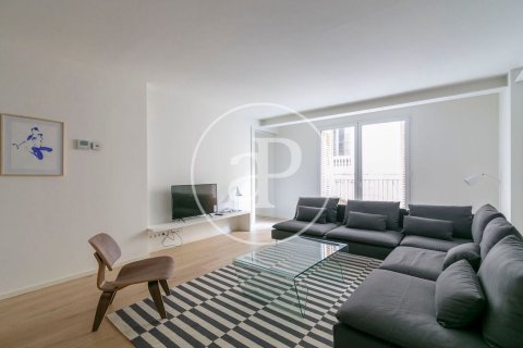 Apartamento de 2 dormitorios en venta en Ciudad Vieja, Barcelona, Cataluña, Spain № 2440 - foto 2