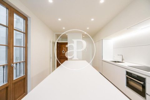 Ático de 2 dormitorios en venta en Eixample, Barcelona, Cataluña, Spain № 2436 - foto 7
