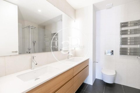 Ático de 2 dormitorios en venta en Eixample, Barcelona, Cataluña, Spain № 2436 - foto 17