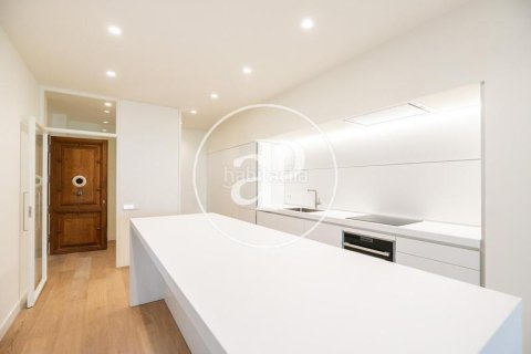 Ático de 2 dormitorios en venta en Eixample, Barcelona, Cataluña, Spain № 2436 - foto 8