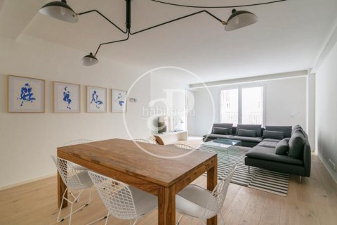 Apartamento de 2 dormitorios en venta en Ciudad Vieja, Barcelona, Cataluña, Spain № 2439 - foto 2