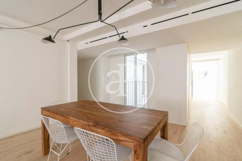 Apartamento de 2 dormitorios en venta en Ciudad Vieja, Barcelona, Cataluña, Spain № 2439 - foto 5
