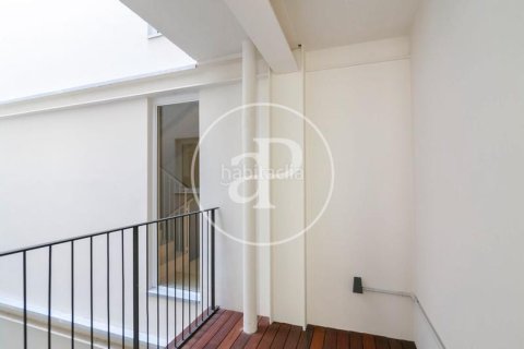 Apartamento de 2 dormitorios en venta en Ciudad Vieja, Barcelona, Cataluña, Spain № 2439 - foto 16
