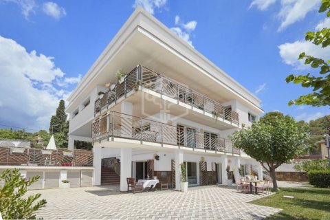 Villa de 6 dormitorios en venta en Castelldefels, Barcelona, Cataluña, Spain № 926
