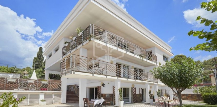 Villa de 6 dormitorios en venta en Castelldefels, Barcelona, Cataluña, Spain № 926