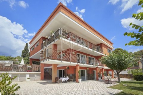 Villa de 6 dormitorios en venta en Castelldefels, Barcelona, Cataluña, Spain № 926 - foto 3