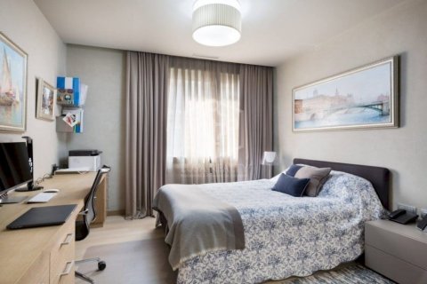 Apartamento de 4 dormitorios en venta en Barcelona, Cataluña, Spain № 922 - foto 9