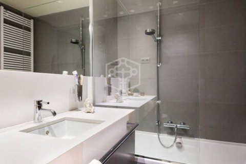 Apartamento de 4 dormitorios en venta en Barcelona, Cataluña, Spain № 922 - foto 14
