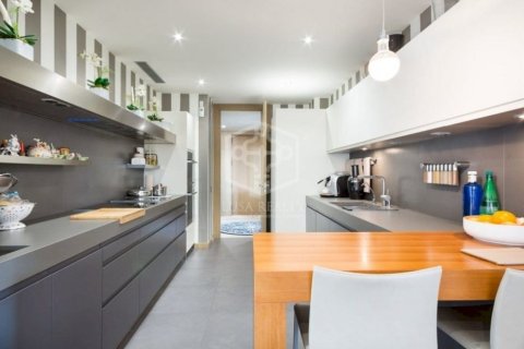 Apartamento de 4 dormitorios en venta en Barcelona, Cataluña, Spain № 922 - foto 5
