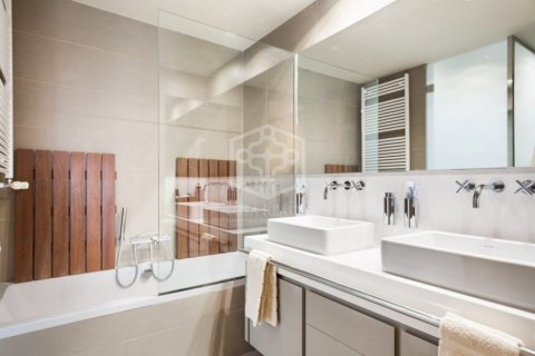 Apartamento de 4 dormitorios en venta en Barcelona, Cataluña, Spain № 922 - foto 12