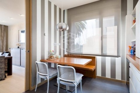 Apartamento de 4 dormitorios en venta en Barcelona, Cataluña, Spain № 922 - foto 6