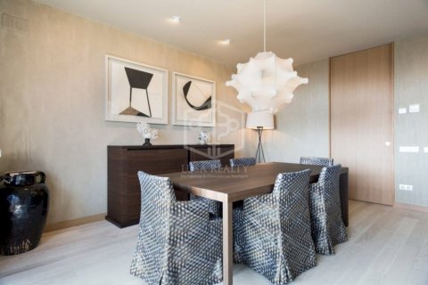 Apartamento de 4 dormitorios en venta en Barcelona, Cataluña, Spain № 922 - foto 4