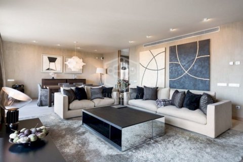 Apartamento de 4 dormitorios en venta en Barcelona, Cataluña, Spain № 922 - foto 2