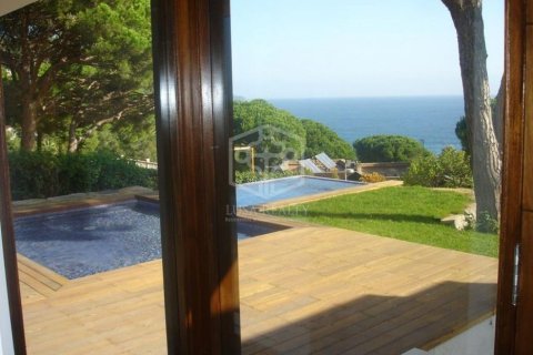 Villa de 4 dormitorios en venta en Blanes, Gerona, Cataluña, Spain № 923 - foto 4