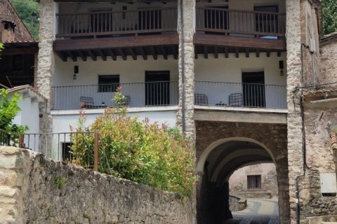 Casa adosada de 6 dormitorios en venta en La Vall d'en Bas, Gerona, Cataluña, Spain № 4879