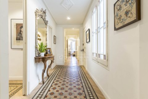 Apartamento de 3 dormitorios en venta en Barcelona, Cataluña, Spain № 7157 - foto 8