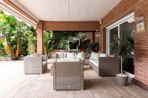 Villa de 3 dormitorios en venta en Sant Just Desvern, Barcelona, Cataluña, Spain № 7158 - foto 12