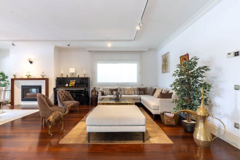 Villa de 3 dormitorios en venta en Sant Just Desvern, Barcelona, Cataluña, Spain № 7158 - foto 2