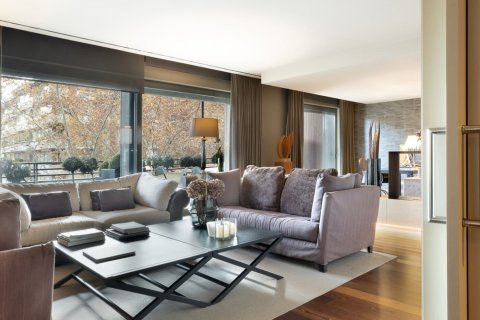 Apartamento de 6 dormitorios en venta en Barcelona, Cataluña, Spain № 1539 - foto 2