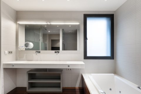Apartamento de 6 dormitorios en venta en Barcelona, Cataluña, Spain № 1539 - foto 19