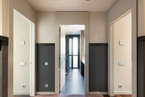 Apartamento de 6 dormitorios en venta en Barcelona, Cataluña, Spain № 1539 - foto 30