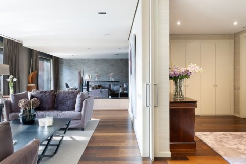 Apartamento de 6 dormitorios en venta en Barcelona, Cataluña, Spain № 1539 - foto 6