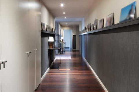 Apartamento de 6 dormitorios en venta en Barcelona, Cataluña, Spain № 1539 - foto 29