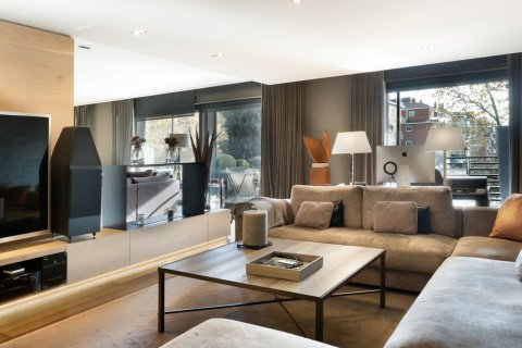 Apartamento de 6 dormitorios en venta en Barcelona, Cataluña, Spain № 1539 - foto 3