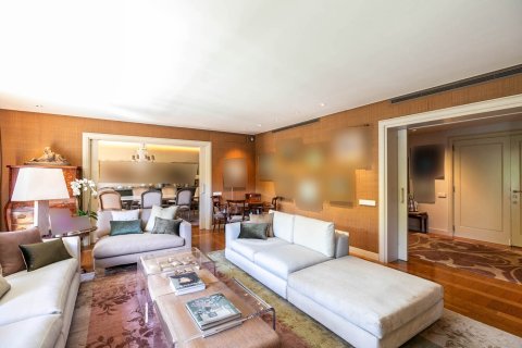 Apartamento de 5 dormitorios en venta en Barcelona, Cataluña, Spain № 1540 - foto 4